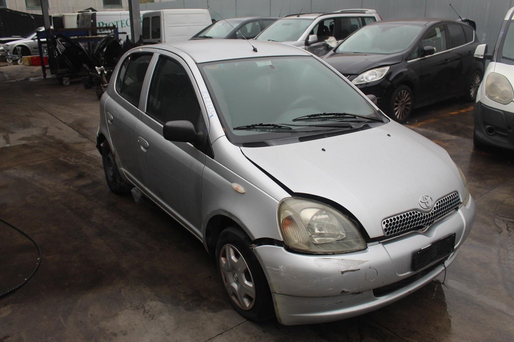 TOYOTA YARIS 1.4 D 55KW 5M 5P (2002) RICAMBI USATI AUTO IN PIAZZALE 