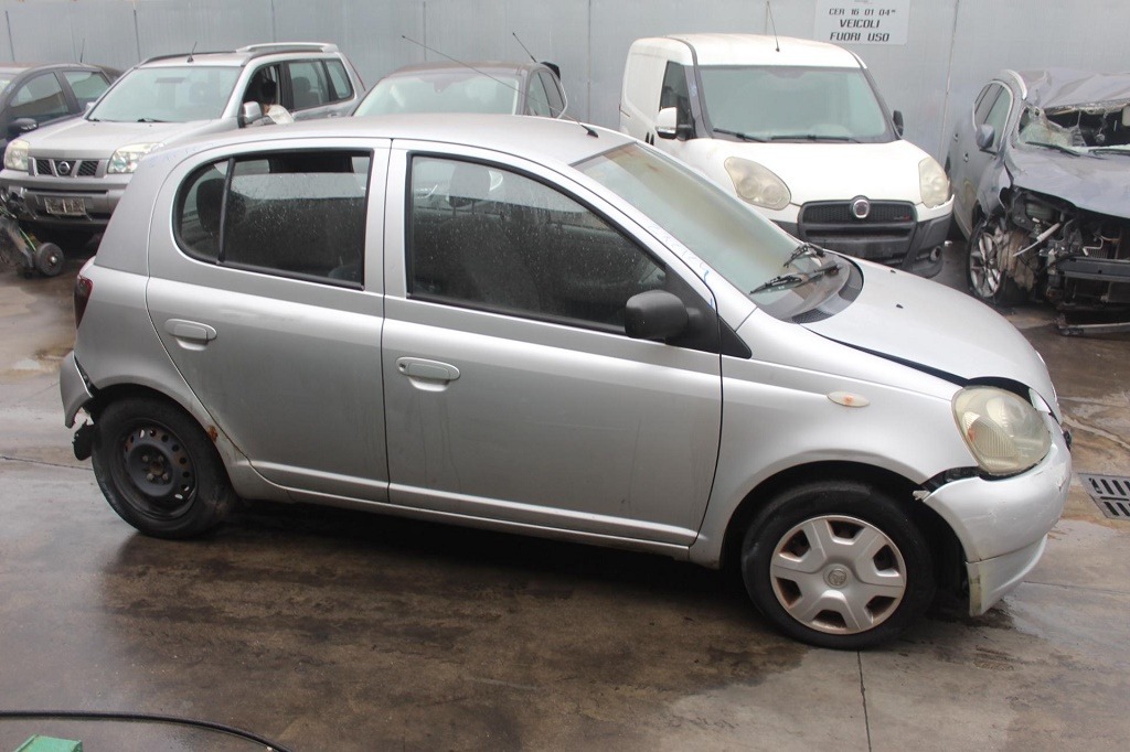 TOYOTA YARIS 1.4 D 55KW 5M 5P (2002) RICAMBI USATI AUTO IN PIAZZALE 