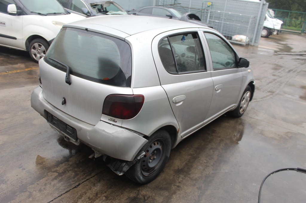 TOYOTA YARIS 1.4 D 55KW 5M 5P (2002) RICAMBI USATI AUTO IN PIAZZALE 