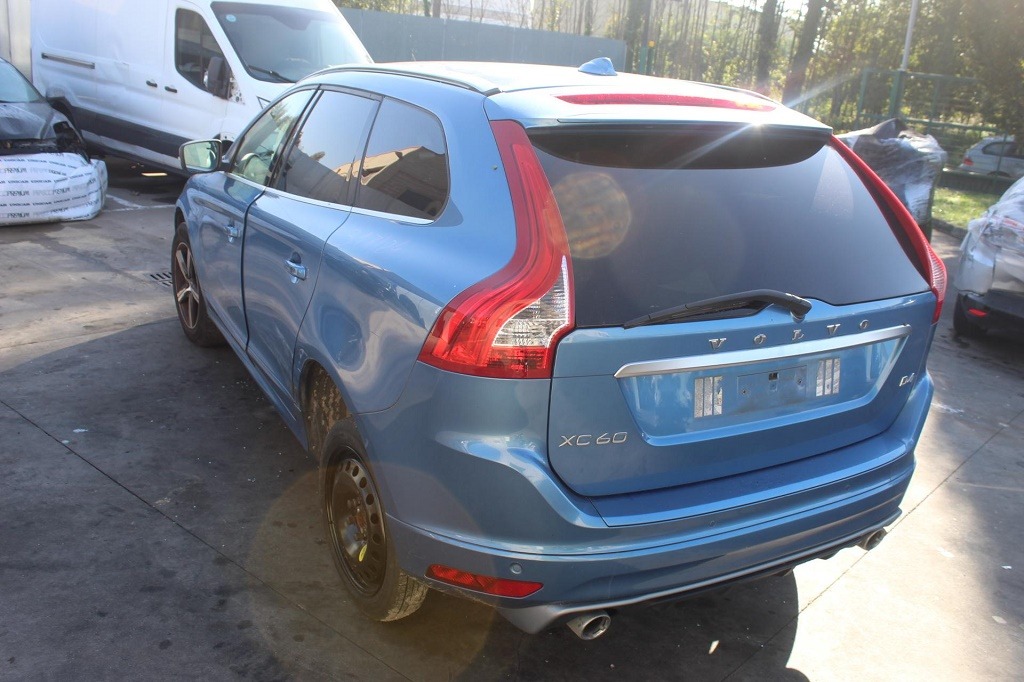 VOLVO XC60 2.0 D RHD 140KW AUT 5P (2017) RICAMBI USATI AUTO IN PIAZZALE 