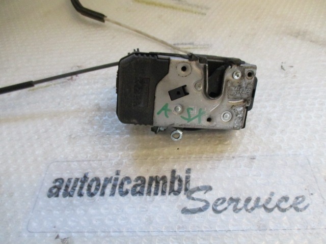 CENTRALNO ZAKLEPANJE PREDNIH LEVIH VRAT OEM N. 90561147 ORIGINAL REZERVNI DEL OPEL ZAFIRA A T98 (1999 - 2005) DIESEL LETNIK 2001