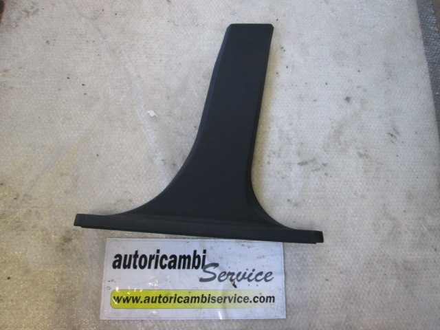 8A61-A243W06-AFW RIVESTIMENTO MONTANTE CENTRALE INFERIORE LATO SINISTRO FORD FIESTA 1.4 G 71KW 5M 5P (2010) RICAMBIO USATO 