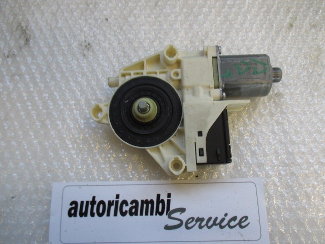 MOTORCEK ELEKTRICNEGA POMIKA ZADNJEGA STEKLA  OEM N. 827300001R ORIGINAL REZERVNI DEL RENAULT LAGUNA BT0/1 KT0/1 MK3 BER/SW (10/2007 - 08/2010) DIESEL LETNIK 2011