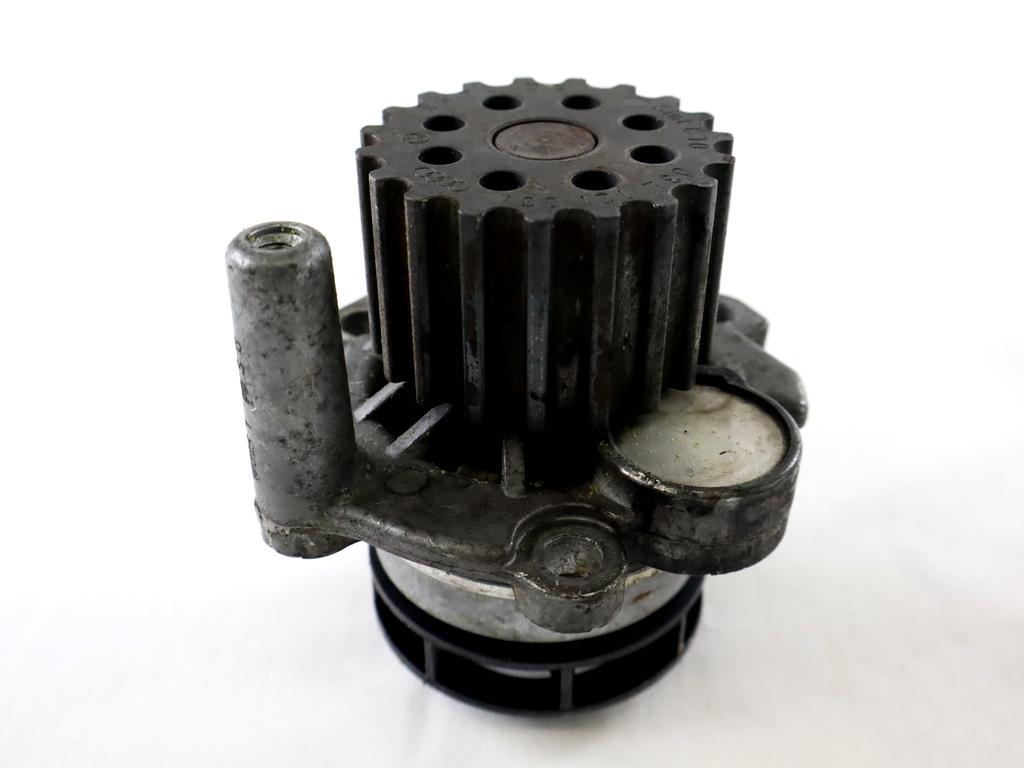 VODNA CRPALKA  OEM N. 038121019E ORIGINAL REZERVNI DEL AUDI Q5 8R B8 (10/2008 - 06/2012) DIESEL LETNIK 2010