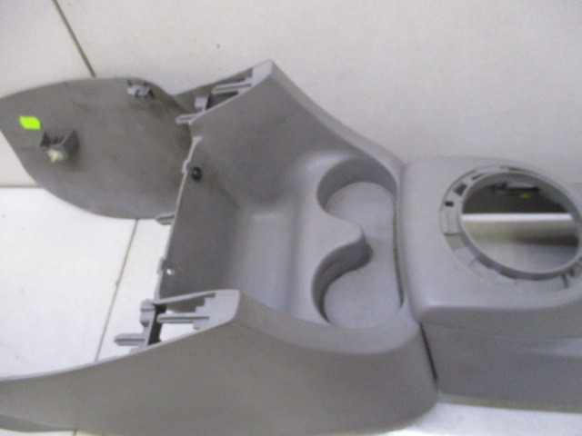 PLASTIKA MED SEDEZI BREZ NASLONJALA ROK OEM N. TUNNEL ORIGINAL REZERVNI DEL RENAULT MODUS F/JP0 (2004 - 2008) BENZINA LETNIK 2005