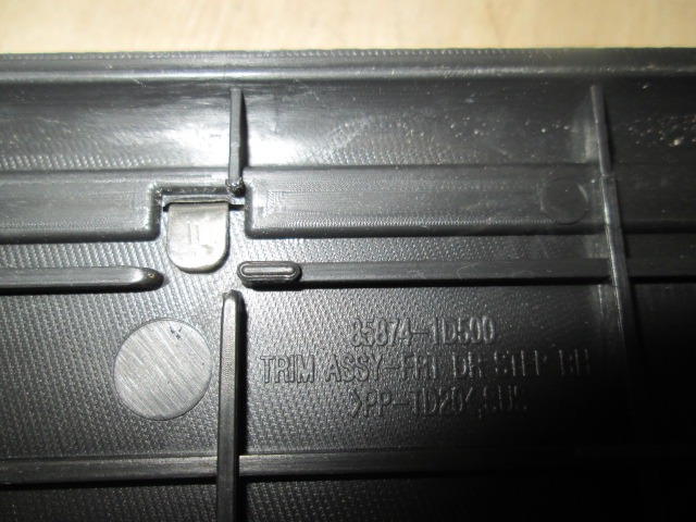 NOTRANJA OBLOGA PRAGA  OEM N. 85883-1D500 ORIGINAL REZERVNI DEL KIA CARENS UN MK3 (2006 - 2013) DIESEL LETNIK 2008